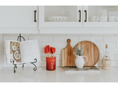 Газова варильна поверхня: скло чи емаль? Історія одного вибору, який може зруйнувати манікюр 