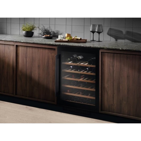 Винна шафа Electrolux EWUS052B5B